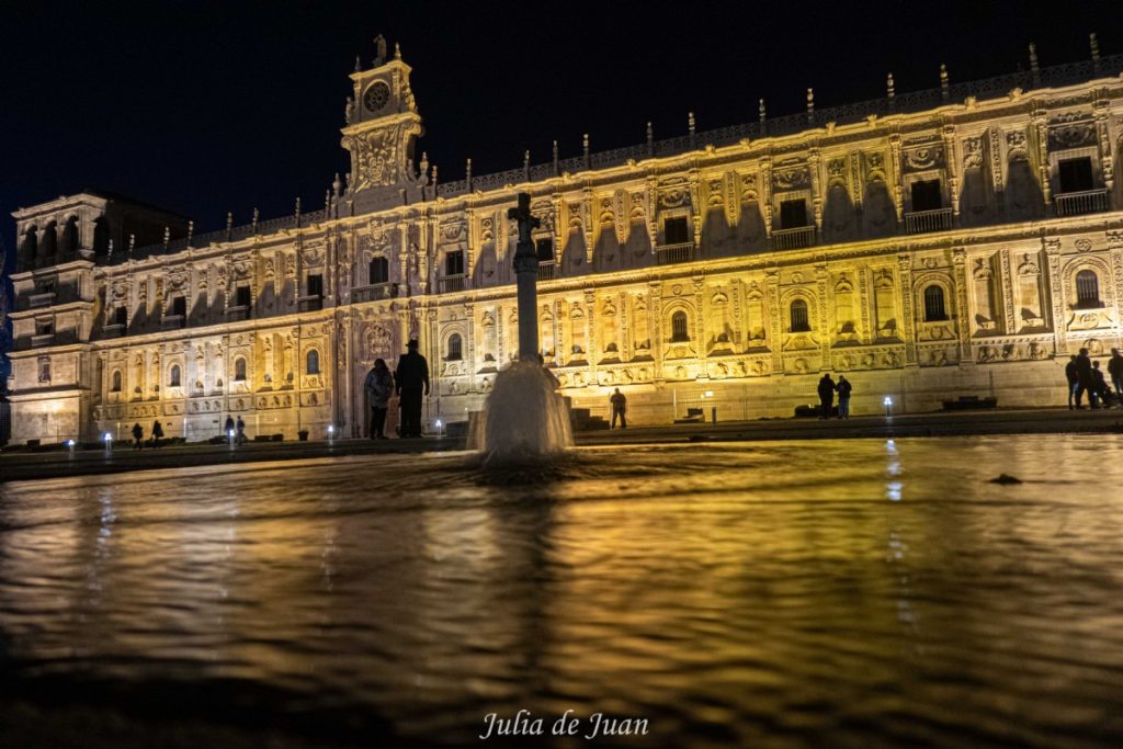 Fachada del Hostal de San Marcos y Parador de León de noche